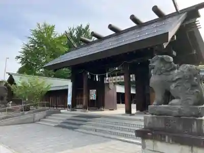 札幌護國神社の山門・神門