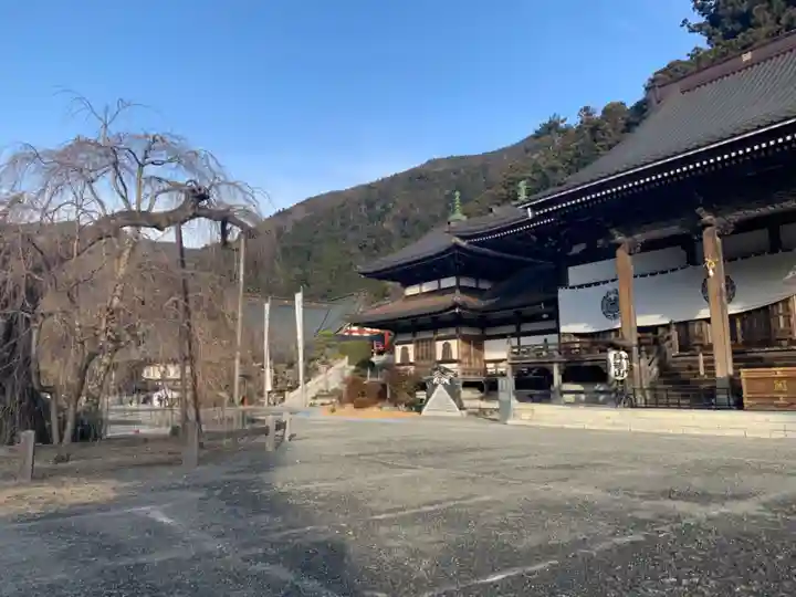 久遠寺の本殿・本堂