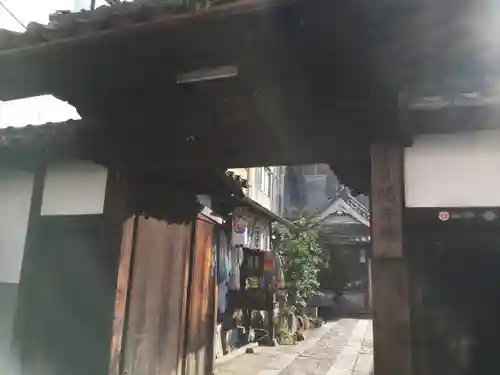 陽秀院の山門