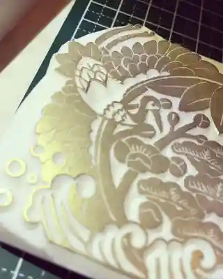 朝日の中に松竹梅、左右に鶴亀を配した絵柄。