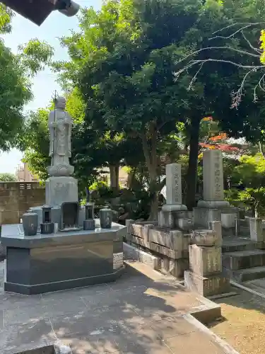 霊光院の{uncategorized: "未分類", other: "その他", undefined: "問題あり", building: "その他建物", grave: "お墓", sacred_gate: "鳥居", guardian: "狛犬", statue: "像", buddha: "仏像", history: "歴史", nature: "自然", garden: "庭園", animal: "動物", pagoda: "塔", temizu: "手水舎", mountain_gate: "山門・神門", sanctuary: "本殿・本堂", subordinate: "末社・摂社", art: "芸術", scenery: "景色", jizo: "地蔵", ema: "絵馬", goshuin: "御朱印", omikuji: "おみくじ", items: "授与品その他", amulet: "お守り", goshuincho: "御朱印帳", eats: "食事", festival: "お祭り", votive_dance: "神楽", shichigosan: "七五三参", wedding: "結婚式", experience: "体験その他", initially: "初詣", around: "周辺", anti_infection: "感染症対策"}