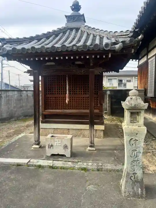 華林寺の{uncategorized: "未分類", other: "その他", undefined: "問題あり", building: "その他建物", grave: "お墓", sacred_gate: "鳥居", guardian: "狛犬", statue: "像", buddha: "仏像", history: "歴史", nature: "自然", garden: "庭園", animal: "動物", pagoda: "塔", temizu: "手水舎", mountain_gate: "山門・神門", sanctuary: "本殿・本堂", subordinate: "末社・摂社", art: "芸術", scenery: "景色", jizo: "地蔵", ema: "絵馬", goshuin: "御朱印", omikuji: "おみくじ", items: "授与品その他", amulet: "お守り", goshuincho: "御朱印帳", eats: "食事", festival: "お祭り", votive_dance: "神楽", shichigosan: "七五三参", wedding: "結婚式", experience: "体験その他", initially: "初詣", around: "周辺", anti_infection: "感染症対策"}