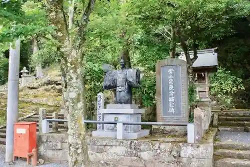 篠山春日神社の像