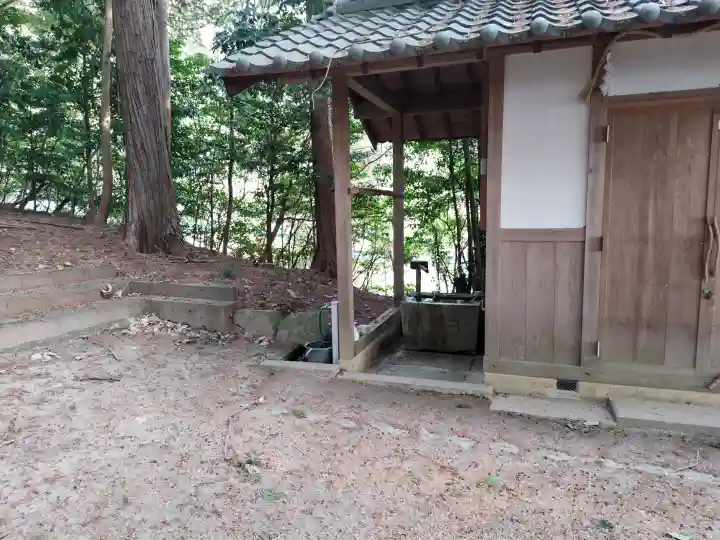 九社神社の{uncategorized: "未分類", other: "その他", undefined: "問題あり", building: "その他建物", grave: "お墓", sacred_gate: "鳥居", guardian: "狛犬", statue: "像", buddha: "仏像", history: "歴史", nature: "自然", garden: "庭園", animal: "動物", pagoda: "塔", temizu: "手水舎", mountain_gate: "山門・神門", sanctuary: "本殿・本堂", subordinate: "末社・摂社", art: "芸術", scenery: "景色", jizo: "地蔵", ema: "絵馬", goshuin: "御朱印", omikuji: "おみくじ", items: "授与品その他", amulet: "お守り", goshuincho: "御朱印帳", eats: "食事", festival: "お祭り", votive_dance: "神楽", shichigosan: "七五三参", wedding: "結婚式", experience: "体験その他", initially: "初詣", around: "周辺", anti_infection: "感染症対策"}