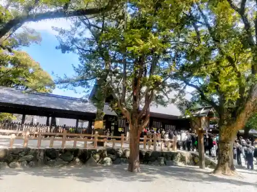 熱田神宮の{uncategorized: "未分類", other: "その他", undefined: "問題あり", building: "その他建物", grave: "お墓", sacred_gate: "鳥居", guardian: "狛犬", statue: "像", buddha: "仏像", history: "歴史", nature: "自然", garden: "庭園", animal: "動物", pagoda: "塔", temizu: "手水舎", mountain_gate: "山門・神門", sanctuary: "本殿・本堂", subordinate: "末社・摂社", art: "芸術", scenery: "景色", jizo: "地蔵", ema: "絵馬", goshuin: "御朱印", omikuji: "おみくじ", items: "授与品その他", amulet: "お守り", goshuincho: "御朱印帳", eats: "食事", festival: "お祭り", votive_dance: "神楽", shichigosan: "七五三参", wedding: "結婚式", experience: "体験その他", initially: "初詣", around: "周辺", anti_infection: "感染症対策"}