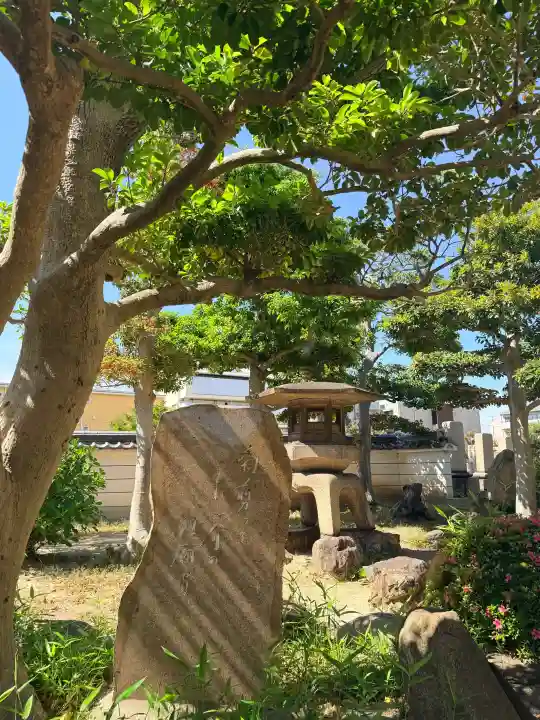 真光寺の{uncategorized: "未分類", other: "その他", undefined: "問題あり", building: "その他建物", grave: "お墓", sacred_gate: "鳥居", guardian: "狛犬", statue: "像", buddha: "仏像", history: "歴史", nature: "自然", garden: "庭園", animal: "動物", pagoda: "塔", temizu: "手水舎", mountain_gate: "山門・神門", sanctuary: "本殿・本堂", subordinate: "末社・摂社", art: "芸術", scenery: "景色", jizo: "地蔵", ema: "絵馬", goshuin: "御朱印", omikuji: "おみくじ", items: "授与品その他", amulet: "お守り", goshuincho: "御朱印帳", eats: "食事", festival: "お祭り", votive_dance: "神楽", shichigosan: "七五三参", wedding: "結婚式", experience: "体験その他", initially: "初詣", around: "周辺", anti_infection: "感染症対策"}