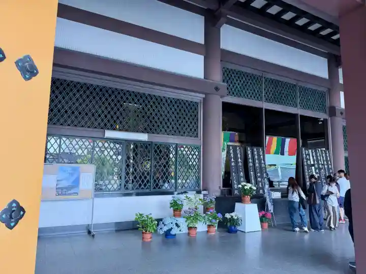 西新井大師総持寺の{uncategorized: "未分類", other: "その他", undefined: "問題あり", building: "その他建物", grave: "お墓", sacred_gate: "鳥居", guardian: "狛犬", statue: "像", buddha: "仏像", history: "歴史", nature: "自然", garden: "庭園", animal: "動物", pagoda: "塔", temizu: "手水舎", mountain_gate: "山門・神門", sanctuary: "本殿・本堂", subordinate: "末社・摂社", art: "芸術", scenery: "景色", jizo: "地蔵", ema: "絵馬", goshuin: "御朱印", omikuji: "おみくじ", items: "授与品その他", amulet: "お守り", goshuincho: "御朱印帳", eats: "食事", festival: "お祭り", votive_dance: "神楽", shichigosan: "七五三参", wedding: "結婚式", experience: "体験その他", initially: "初詣", around: "周辺", anti_infection: "感染症対策"}