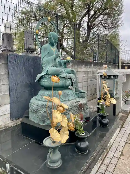 真弘寺の{uncategorized: "未分類", other: "その他", undefined: "問題あり", building: "その他建物", grave: "お墓", sacred_gate: "鳥居", guardian: "狛犬", statue: "像", buddha: "仏像", history: "歴史", nature: "自然", garden: "庭園", animal: "動物", pagoda: "塔", temizu: "手水舎", mountain_gate: "山門・神門", sanctuary: "本殿・本堂", subordinate: "末社・摂社", art: "芸術", scenery: "景色", jizo: "地蔵", ema: "絵馬", goshuin: "御朱印", omikuji: "おみくじ", items: "授与品その他", amulet: "お守り", goshuincho: "御朱印帳", eats: "食事", festival: "お祭り", votive_dance: "神楽", shichigosan: "七五三参", wedding: "結婚式", experience: "体験その他", initially: "初詣", around: "周辺", anti_infection: "感染症対策"}