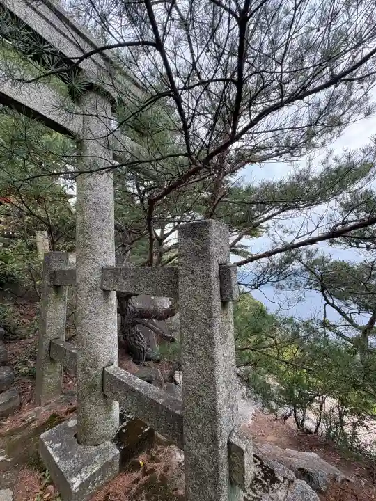 御山神社(厳島神社奧宮)の{uncategorized: "未分類", other: "その他", undefined: "問題あり", building: "その他建物", grave: "お墓", sacred_gate: "鳥居", guardian: "狛犬", statue: "像", buddha: "仏像", history: "歴史", nature: "自然", garden: "庭園", animal: "動物", pagoda: "塔", temizu: "手水舎", mountain_gate: "山門・神門", sanctuary: "本殿・本堂", subordinate: "末社・摂社", art: "芸術", scenery: "景色", jizo: "地蔵", ema: "絵馬", goshuin: "御朱印", omikuji: "おみくじ", items: "授与品その他", amulet: "お守り", goshuincho: "御朱印帳", eats: "食事", festival: "お祭り", votive_dance: "神楽", shichigosan: "七五三参", wedding: "結婚式", experience: "体験その他", initially: "初詣", around: "周辺", anti_infection: "感染症対策"}