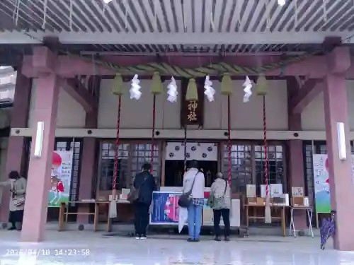 三社神社の{uncategorized: "未分類", other: "その他", undefined: "問題あり", building: "その他建物", grave: "お墓", sacred_gate: "鳥居", guardian: "狛犬", statue: "像", buddha: "仏像", history: "歴史", nature: "自然", garden: "庭園", animal: "動物", pagoda: "塔", temizu: "手水舎", mountain_gate: "山門・神門", sanctuary: "本殿・本堂", subordinate: "末社・摂社", art: "芸術", scenery: "景色", jizo: "地蔵", ema: "絵馬", goshuin: "御朱印", omikuji: "おみくじ", items: "授与品その他", amulet: "お守り", goshuincho: "御朱印帳", eats: "食事", festival: "お祭り", votive_dance: "神楽", shichigosan: "七五三参", wedding: "結婚式", experience: "体験その他", initially: "初詣", around: "周辺", anti_infection: "感染症対策"}