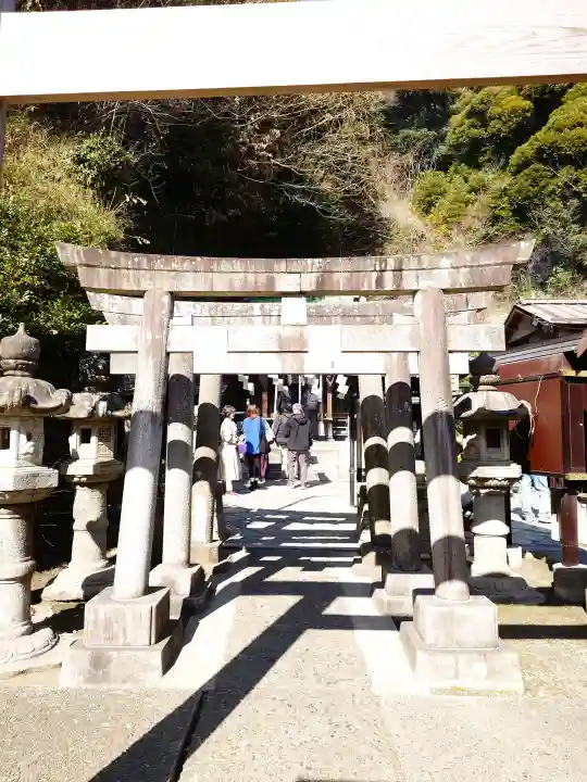 銭洗弁財天宇賀福神社の{uncategorized: "未分類", other: "その他", undefined: "問題あり", building: "その他建物", grave: "お墓", sacred_gate: "鳥居", guardian: "狛犬", statue: "像", buddha: "仏像", history: "歴史", nature: "自然", garden: "庭園", animal: "動物", pagoda: "塔", temizu: "手水舎", mountain_gate: "山門・神門", sanctuary: "本殿・本堂", subordinate: "末社・摂社", art: "芸術", scenery: "景色", jizo: "地蔵", ema: "絵馬", goshuin: "御朱印", omikuji: "おみくじ", items: "授与品その他", amulet: "お守り", goshuincho: "御朱印帳", eats: "食事", festival: "お祭り", votive_dance: "神楽", shichigosan: "七五三参", wedding: "結婚式", experience: "体験その他", initially: "初詣", around: "周辺", anti_infection: "感染症対策"}