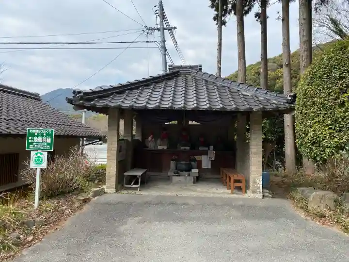 東大寺別院阿弥陀寺の{uncategorized: "未分類", other: "その他", undefined: "問題あり", building: "その他建物", grave: "お墓", sacred_gate: "鳥居", guardian: "狛犬", statue: "像", buddha: "仏像", history: "歴史", nature: "自然", garden: "庭園", animal: "動物", pagoda: "塔", temizu: "手水舎", mountain_gate: "山門・神門", sanctuary: "本殿・本堂", subordinate: "末社・摂社", art: "芸術", scenery: "景色", jizo: "地蔵", ema: "絵馬", goshuin: "御朱印", omikuji: "おみくじ", items: "授与品その他", amulet: "お守り", goshuincho: "御朱印帳", eats: "食事", festival: "お祭り", votive_dance: "神楽", shichigosan: "七五三参", wedding: "結婚式", experience: "体験その他", initially: "初詣", around: "周辺", anti_infection: "感染症対策"}