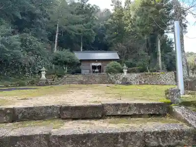 熊野神社(久米神社下の宮)の{uncategorized: "未分類", other: "その他", undefined: "問題あり", building: "その他建物", grave: "お墓", sacred_gate: "鳥居", guardian: "狛犬", statue: "像", buddha: "仏像", history: "歴史", nature: "自然", garden: "庭園", animal: "動物", pagoda: "塔", temizu: "手水舎", mountain_gate: "山門・神門", sanctuary: "本殿・本堂", subordinate: "末社・摂社", art: "芸術", scenery: "景色", jizo: "地蔵", ema: "絵馬", goshuin: "御朱印", omikuji: "おみくじ", items: "授与品その他", amulet: "お守り", goshuincho: "御朱印帳", eats: "食事", festival: "お祭り", votive_dance: "神楽", shichigosan: "七五三参", wedding: "結婚式", experience: "体験その他", initially: "初詣", around: "周辺", anti_infection: "感染症対策"}