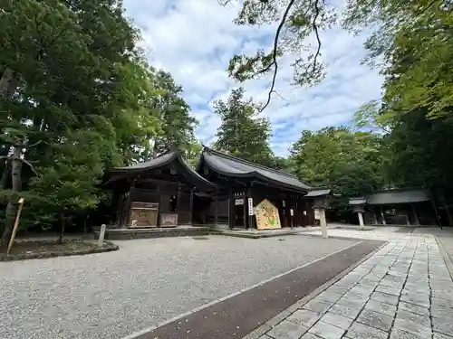 雄山神社前立社壇の本殿