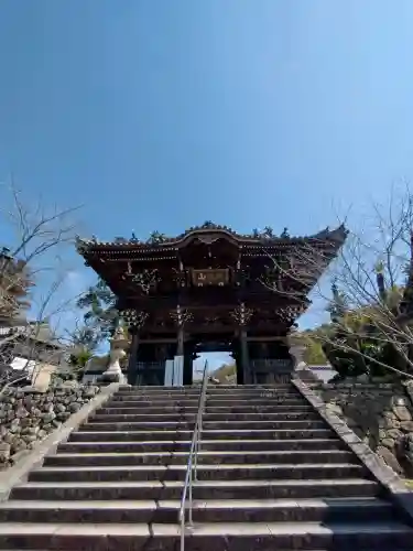 粉河寺の{uncategorized: "未分類", other: "その他", undefined: "問題あり", building: "その他建物", grave: "お墓", sacred_gate: "鳥居", guardian: "狛犬", statue: "像", buddha: "仏像", history: "歴史", nature: "自然", garden: "庭園", animal: "動物", pagoda: "塔", temizu: "手水舎", mountain_gate: "山門・神門", sanctuary: "本殿・本堂", subordinate: "末社・摂社", art: "芸術", scenery: "景色", jizo: "地蔵", ema: "絵馬", goshuin: "御朱印", omikuji: "おみくじ", items: "授与品その他", amulet: "お守り", goshuincho: "御朱印帳", eats: "食事", festival: "お祭り", votive_dance: "神楽", shichigosan: "七五三参", wedding: "結婚式", experience: "体験その他", initially: "初詣", around: "周辺", anti_infection: "感染症対策"}