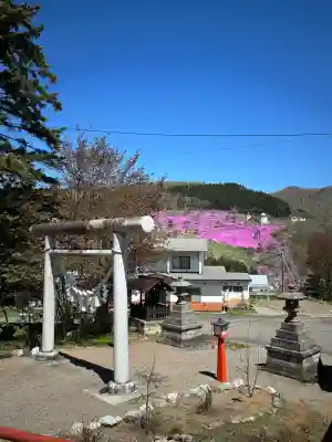 三景天満宮（滝上神社）の{uncategorized: "未分類", other: "その他", undefined: "問題あり", building: "その他建物", grave: "お墓", sacred_gate: "鳥居", guardian: "狛犬", statue: "像", buddha: "仏像", history: "歴史", nature: "自然", garden: "庭園", animal: "動物", pagoda: "塔", temizu: "手水舎", mountain_gate: "山門・神門", sanctuary: "本殿・本堂", subordinate: "末社・摂社", art: "芸術", scenery: "景色", jizo: "地蔵", ema: "絵馬", goshuin: "御朱印", omikuji: "おみくじ", items: "授与品その他", amulet: "お守り", goshuincho: "御朱印帳", eats: "食事", festival: "お祭り", votive_dance: "神楽", shichigosan: "七五三参", wedding: "結婚式", experience: "体験その他", initially: "初詣", around: "周辺", anti_infection: "感染症対策"}