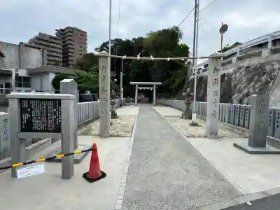 鹿籠神社の{uncategorized: "未分類", other: "その他", undefined: "問題あり", building: "その他建物", grave: "お墓", sacred_gate: "鳥居", guardian: "狛犬", statue: "像", buddha: "仏像", history: "歴史", nature: "自然", garden: "庭園", animal: "動物", pagoda: "塔", temizu: "手水舎", mountain_gate: "山門・神門", sanctuary: "本殿・本堂", subordinate: "末社・摂社", art: "芸術", scenery: "景色", jizo: "地蔵", ema: "絵馬", goshuin: "御朱印", omikuji: "おみくじ", items: "授与品その他", amulet: "お守り", goshuincho: "御朱印帳", eats: "食事", festival: "お祭り", votive_dance: "神楽", shichigosan: "七五三参", wedding: "結婚式", experience: "体験その他", initially: "初詣", around: "周辺", anti_infection: "感染症対策"}