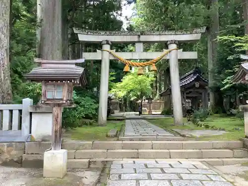 雄山神社中宮祈願殿の鳥居