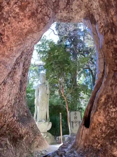 笠森寺の{uncategorized: "未分類", other: "その他", undefined: "問題あり", building: "その他建物", grave: "お墓", sacred_gate: "鳥居", guardian: "狛犬", statue: "像", buddha: "仏像", history: "歴史", nature: "自然", garden: "庭園", animal: "動物", pagoda: "塔", temizu: "手水舎", mountain_gate: "山門・神門", sanctuary: "本殿・本堂", subordinate: "末社・摂社", art: "芸術", scenery: "景色", jizo: "地蔵", ema: "絵馬", goshuin: "御朱印", omikuji: "おみくじ", items: "授与品その他", amulet: "お守り", goshuincho: "御朱印帳", eats: "食事", festival: "お祭り", votive_dance: "神楽", shichigosan: "七五三参", wedding: "結婚式", experience: "体験その他", initially: "初詣", around: "周辺", anti_infection: "感染症対策"}