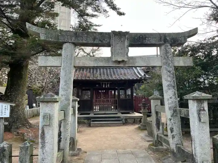 荒胡子神社の{uncategorized: "未分類", other: "その他", undefined: "問題あり", building: "その他建物", grave: "お墓", sacred_gate: "鳥居", guardian: "狛犬", statue: "像", buddha: "仏像", history: "歴史", nature: "自然", garden: "庭園", animal: "動物", pagoda: "塔", temizu: "手水舎", mountain_gate: "山門・神門", sanctuary: "本殿・本堂", subordinate: "末社・摂社", art: "芸術", scenery: "景色", jizo: "地蔵", ema: "絵馬", goshuin: "御朱印", omikuji: "おみくじ", items: "授与品その他", amulet: "お守り", goshuincho: "御朱印帳", eats: "食事", festival: "お祭り", votive_dance: "神楽", shichigosan: "七五三参", wedding: "結婚式", experience: "体験その他", initially: "初詣", around: "周辺", anti_infection: "感染症対策"}
