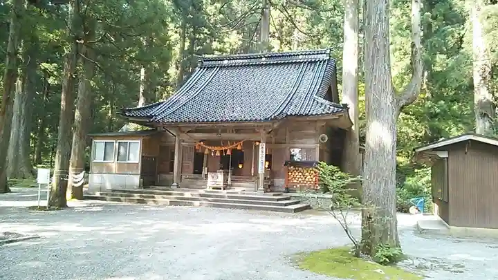 雄山神社中宮祈願殿の本殿・本堂