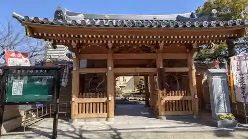 東界寺の山門