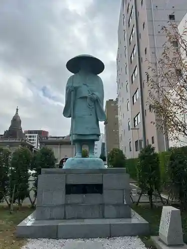 築地本願寺（本願寺築地別院）の像