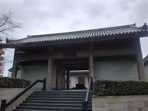 東長寺の山門