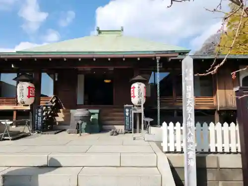 池上本門寺の{uncategorized: "未分類", other: "その他", undefined: "問題あり", building: "その他建物", grave: "お墓", sacred_gate: "鳥居", guardian: "狛犬", statue: "像", buddha: "仏像", history: "歴史", nature: "自然", garden: "庭園", animal: "動物", pagoda: "塔", temizu: "手水舎", mountain_gate: "山門・神門", sanctuary: "本殿・本堂", subordinate: "末社・摂社", art: "芸術", scenery: "景色", jizo: "地蔵", ema: "絵馬", goshuin: "御朱印", omikuji: "おみくじ", items: "授与品その他", amulet: "お守り", goshuincho: "御朱印帳", eats: "食事", festival: "お祭り", votive_dance: "神楽", shichigosan: "七五三参", wedding: "結婚式", experience: "体験その他", initially: "初詣", around: "周辺", anti_infection: "感染症対策"}