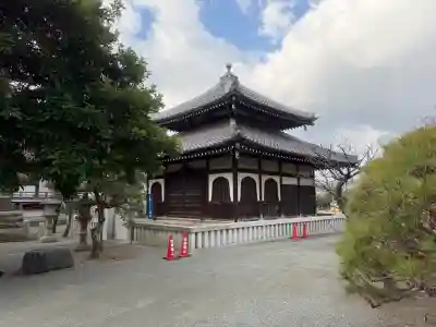 本覚寺の{uncategorized: "未分類", other: "その他", undefined: "問題あり", building: "その他建物", grave: "お墓", sacred_gate: "鳥居", guardian: "狛犬", statue: "像", buddha: "仏像", history: "歴史", nature: "自然", garden: "庭園", animal: "動物", pagoda: "塔", temizu: "手水舎", mountain_gate: "山門・神門", sanctuary: "本殿・本堂", subordinate: "末社・摂社", art: "芸術", scenery: "景色", jizo: "地蔵", ema: "絵馬", goshuin: "御朱印", omikuji: "おみくじ", items: "授与品その他", amulet: "お守り", goshuincho: "御朱印帳", eats: "食事", festival: "お祭り", votive_dance: "神楽", shichigosan: "七五三参", wedding: "結婚式", experience: "体験その他", initially: "初詣", around: "周辺", anti_infection: "感染症対策"}
