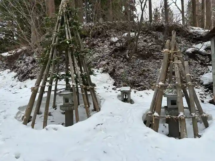 湯澤神社の{uncategorized: "未分類", other: "その他", undefined: "問題あり", building: "その他建物", grave: "お墓", sacred_gate: "鳥居", guardian: "狛犬", statue: "像", buddha: "仏像", history: "歴史", nature: "自然", garden: "庭園", animal: "動物", pagoda: "塔", temizu: "手水舎", mountain_gate: "山門・神門", sanctuary: "本殿・本堂", subordinate: "末社・摂社", art: "芸術", scenery: "景色", jizo: "地蔵", ema: "絵馬", goshuin: "御朱印", omikuji: "おみくじ", items: "授与品その他", amulet: "お守り", goshuincho: "御朱印帳", eats: "食事", festival: "お祭り", votive_dance: "神楽", shichigosan: "七五三参", wedding: "結婚式", experience: "体験その他", initially: "初詣", around: "周辺", anti_infection: "感染症対策"}