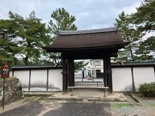 洞春寺の山門