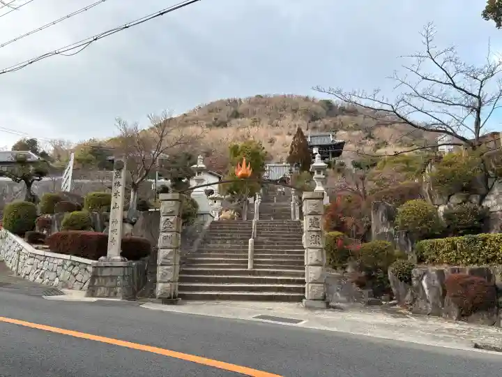 神咒寺の{uncategorized: "未分類", other: "その他", undefined: "問題あり", building: "その他建物", grave: "お墓", sacred_gate: "鳥居", guardian: "狛犬", statue: "像", buddha: "仏像", history: "歴史", nature: "自然", garden: "庭園", animal: "動物", pagoda: "塔", temizu: "手水舎", mountain_gate: "山門・神門", sanctuary: "本殿・本堂", subordinate: "末社・摂社", art: "芸術", scenery: "景色", jizo: "地蔵", ema: "絵馬", goshuin: "御朱印", omikuji: "おみくじ", items: "授与品その他", amulet: "お守り", goshuincho: "御朱印帳", eats: "食事", festival: "お祭り", votive_dance: "神楽", shichigosan: "七五三参", wedding: "結婚式", experience: "体験その他", initially: "初詣", around: "周辺", anti_infection: "感染症対策"}
