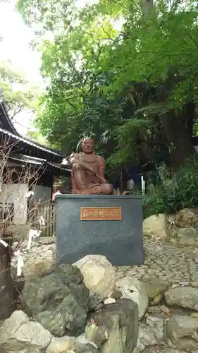 安居神社の像