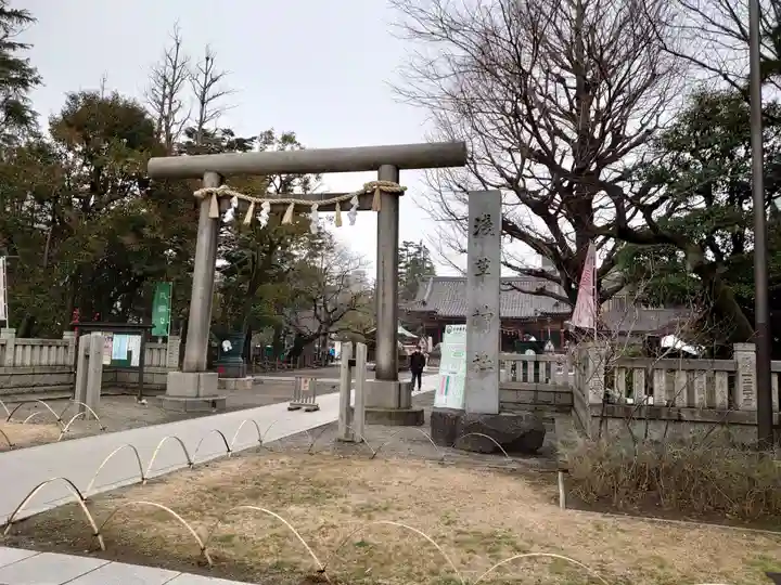 浅草神社の鳥居