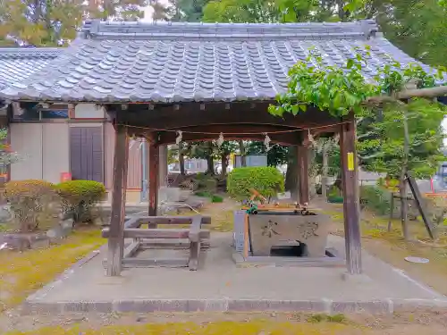 井出神社の手水舎