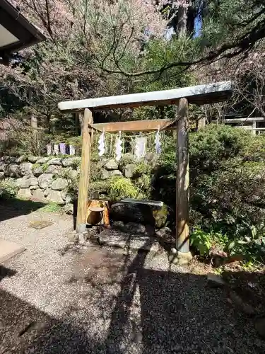 日光大室高龗神社の{uncategorized: "未分類", other: "その他", undefined: "問題あり", building: "その他建物", grave: "お墓", sacred_gate: "鳥居", guardian: "狛犬", statue: "像", buddha: "仏像", history: "歴史", nature: "自然", garden: "庭園", animal: "動物", pagoda: "塔", temizu: "手水舎", mountain_gate: "山門・神門", sanctuary: "本殿・本堂", subordinate: "末社・摂社", art: "芸術", scenery: "景色", jizo: "地蔵", ema: "絵馬", goshuin: "御朱印", omikuji: "おみくじ", items: "授与品その他", amulet: "お守り", goshuincho: "御朱印帳", eats: "食事", festival: "お祭り", votive_dance: "神楽", shichigosan: "七五三参", wedding: "結婚式", experience: "体験その他", initially: "初詣", around: "周辺", anti_infection: "感染症対策"}