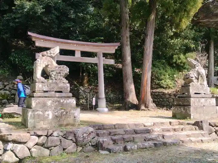 眞名井神社の{uncategorized: "未分類", other: "その他", undefined: "問題あり", building: "その他建物", grave: "お墓", sacred_gate: "鳥居", guardian: "狛犬", statue: "像", buddha: "仏像", history: "歴史", nature: "自然", garden: "庭園", animal: "動物", pagoda: "塔", temizu: "手水舎", mountain_gate: "山門・神門", sanctuary: "本殿・本堂", subordinate: "末社・摂社", art: "芸術", scenery: "景色", jizo: "地蔵", ema: "絵馬", goshuin: "御朱印", omikuji: "おみくじ", items: "授与品その他", amulet: "お守り", goshuincho: "御朱印帳", eats: "食事", festival: "お祭り", votive_dance: "神楽", shichigosan: "七五三参", wedding: "結婚式", experience: "体験その他", initially: "初詣", around: "周辺", anti_infection: "感染症対策"}