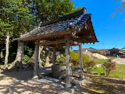 六所神社の手水舎