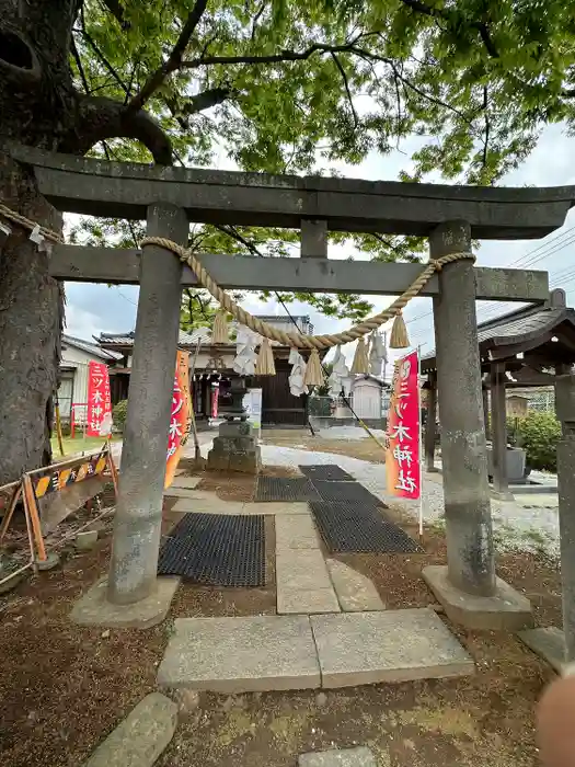 三ツ木神社の鳥居