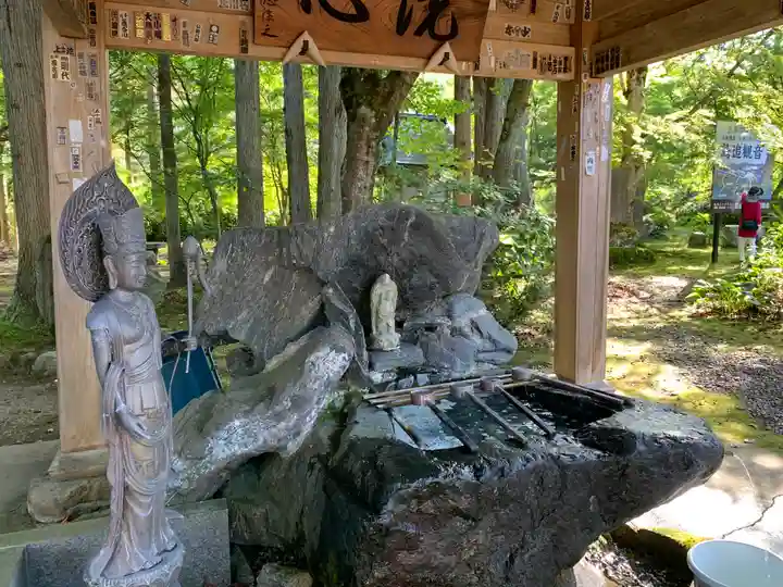 如法寺(鳥追観音)の手水舎
