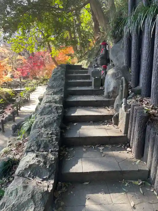 蛇塚の建物その他