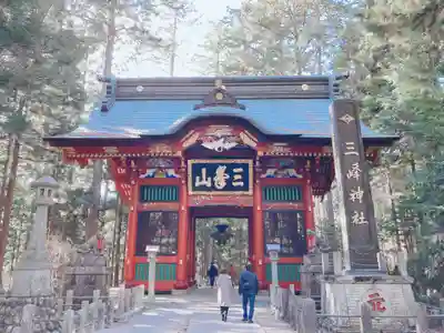 三峯神社の山門・神門