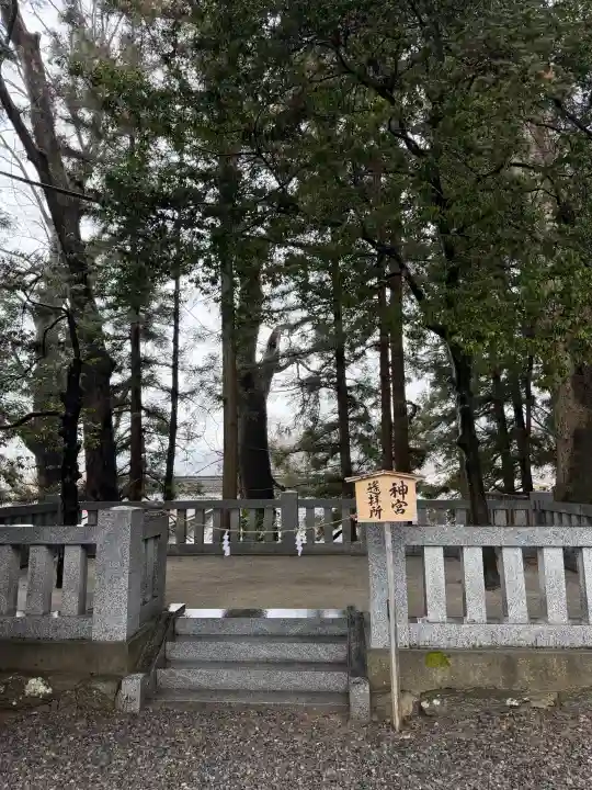 諏訪大社下社秋宮の{uncategorized: "未分類", other: "その他", undefined: "問題あり", building: "その他建物", grave: "お墓", sacred_gate: "鳥居", guardian: "狛犬", statue: "像", buddha: "仏像", history: "歴史", nature: "自然", garden: "庭園", animal: "動物", pagoda: "塔", temizu: "手水舎", mountain_gate: "山門・神門", sanctuary: "本殿・本堂", subordinate: "末社・摂社", art: "芸術", scenery: "景色", jizo: "地蔵", ema: "絵馬", goshuin: "御朱印", omikuji: "おみくじ", items: "授与品その他", amulet: "お守り", goshuincho: "御朱印帳", eats: "食事", festival: "お祭り", votive_dance: "神楽", shichigosan: "七五三参", wedding: "結婚式", experience: "体験その他", initially: "初詣", around: "周辺", anti_infection: "感染症対策"}