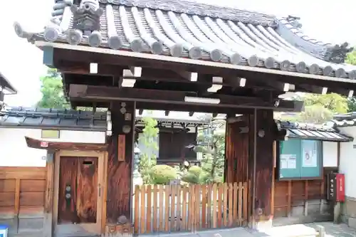 蓮光寺の山門