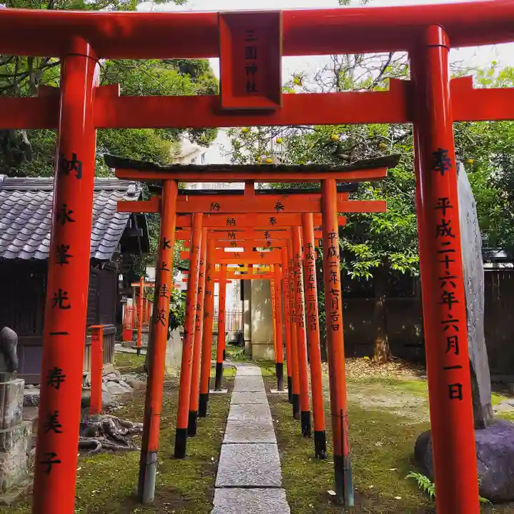三囲神社の鳥居