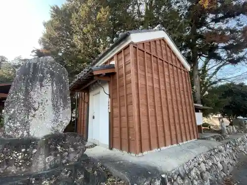 満賀里神社の{uncategorized: "未分類", other: "その他", undefined: "問題あり", building: "その他建物", grave: "お墓", sacred_gate: "鳥居", guardian: "狛犬", statue: "像", buddha: "仏像", history: "歴史", nature: "自然", garden: "庭園", animal: "動物", pagoda: "塔", temizu: "手水舎", mountain_gate: "山門・神門", sanctuary: "本殿・本堂", subordinate: "末社・摂社", art: "芸術", scenery: "景色", jizo: "地蔵", ema: "絵馬", goshuin: "御朱印", omikuji: "おみくじ", items: "授与品その他", amulet: "お守り", goshuincho: "御朱印帳", eats: "食事", festival: "お祭り", votive_dance: "神楽", shichigosan: "七五三参", wedding: "結婚式", experience: "体験その他", initially: "初詣", around: "周辺", anti_infection: "感染症対策"}