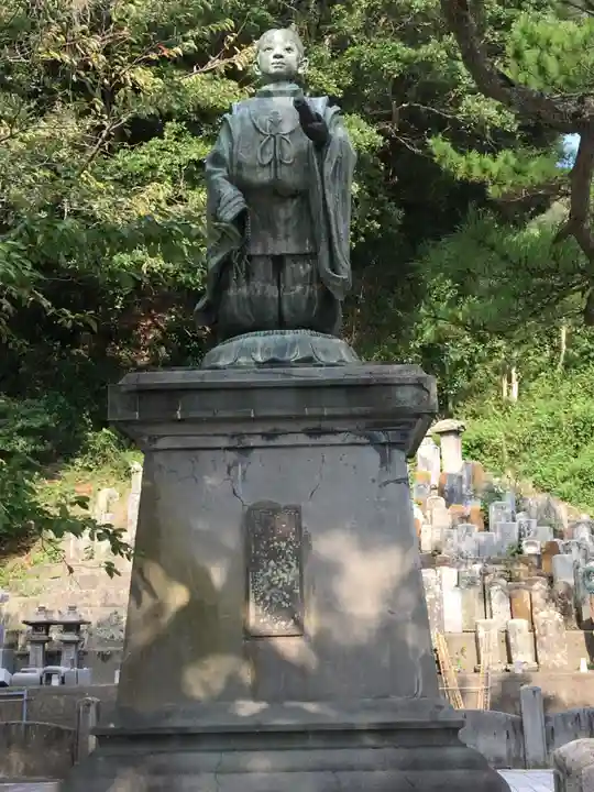 誕生寺の像