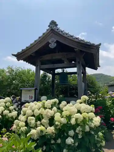 円照寺の山門