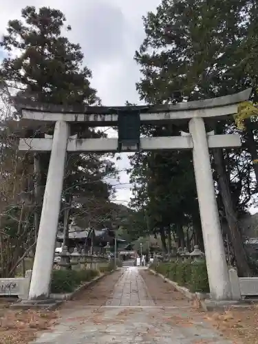 三尾神社の{uncategorized: "未分類", other: "その他", undefined: "問題あり", building: "その他建物", grave: "お墓", sacred_gate: "鳥居", guardian: "狛犬", statue: "像", buddha: "仏像", history: "歴史", nature: "自然", garden: "庭園", animal: "動物", pagoda: "塔", temizu: "手水舎", mountain_gate: "山門・神門", sanctuary: "本殿・本堂", subordinate: "末社・摂社", art: "芸術", scenery: "景色", jizo: "地蔵", ema: "絵馬", goshuin: "御朱印", omikuji: "おみくじ", items: "授与品その他", amulet: "お守り", goshuincho: "御朱印帳", eats: "食事", festival: "お祭り", votive_dance: "神楽", shichigosan: "七五三参", wedding: "結婚式", experience: "体験その他", initially: "初詣", around: "周辺", anti_infection: "感染症対策"}